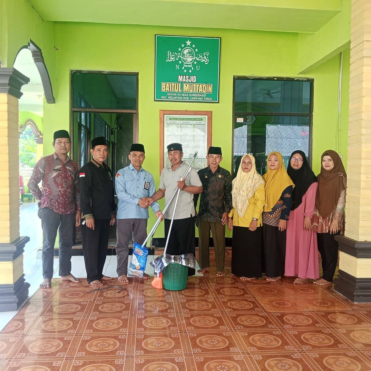 Wujudkan Rumah Ibadah Bersih, KUA Melinting Gelar GEBER di Masjid Baitul Muttaqin