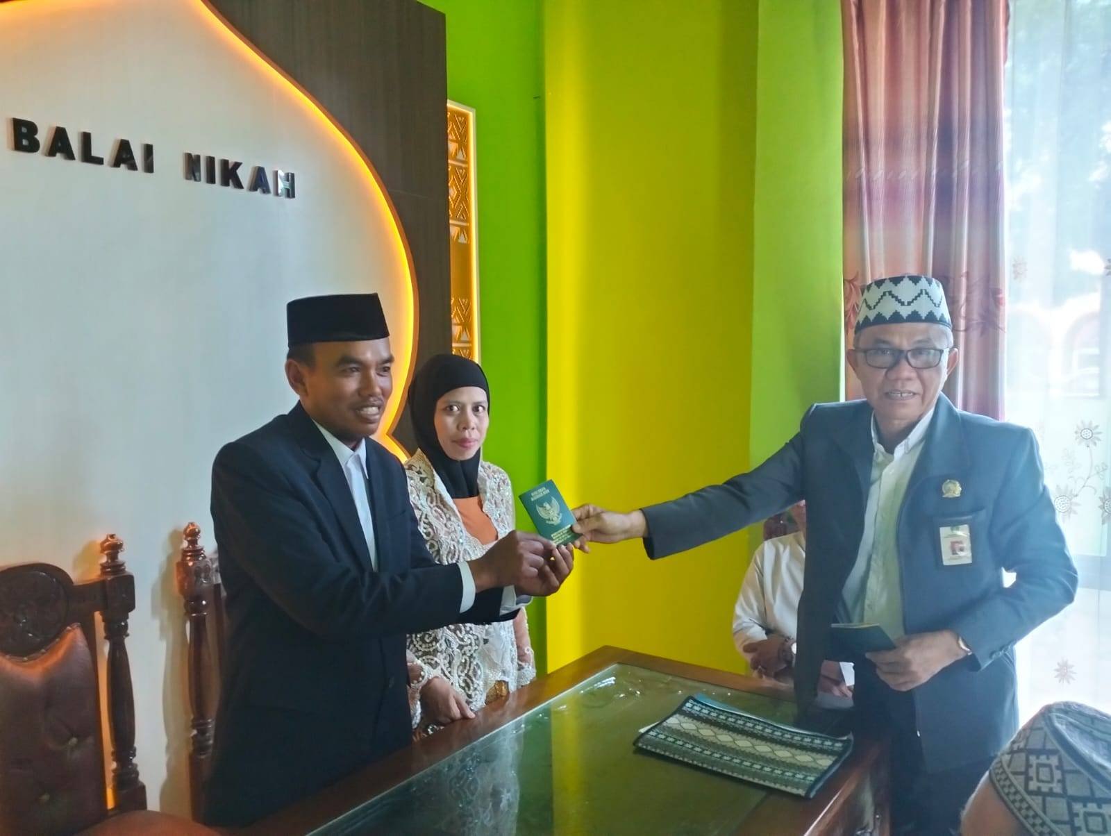 Kepala KUA Purbolinggo Pimpin Pencatatan Nikah di Balai Nikah