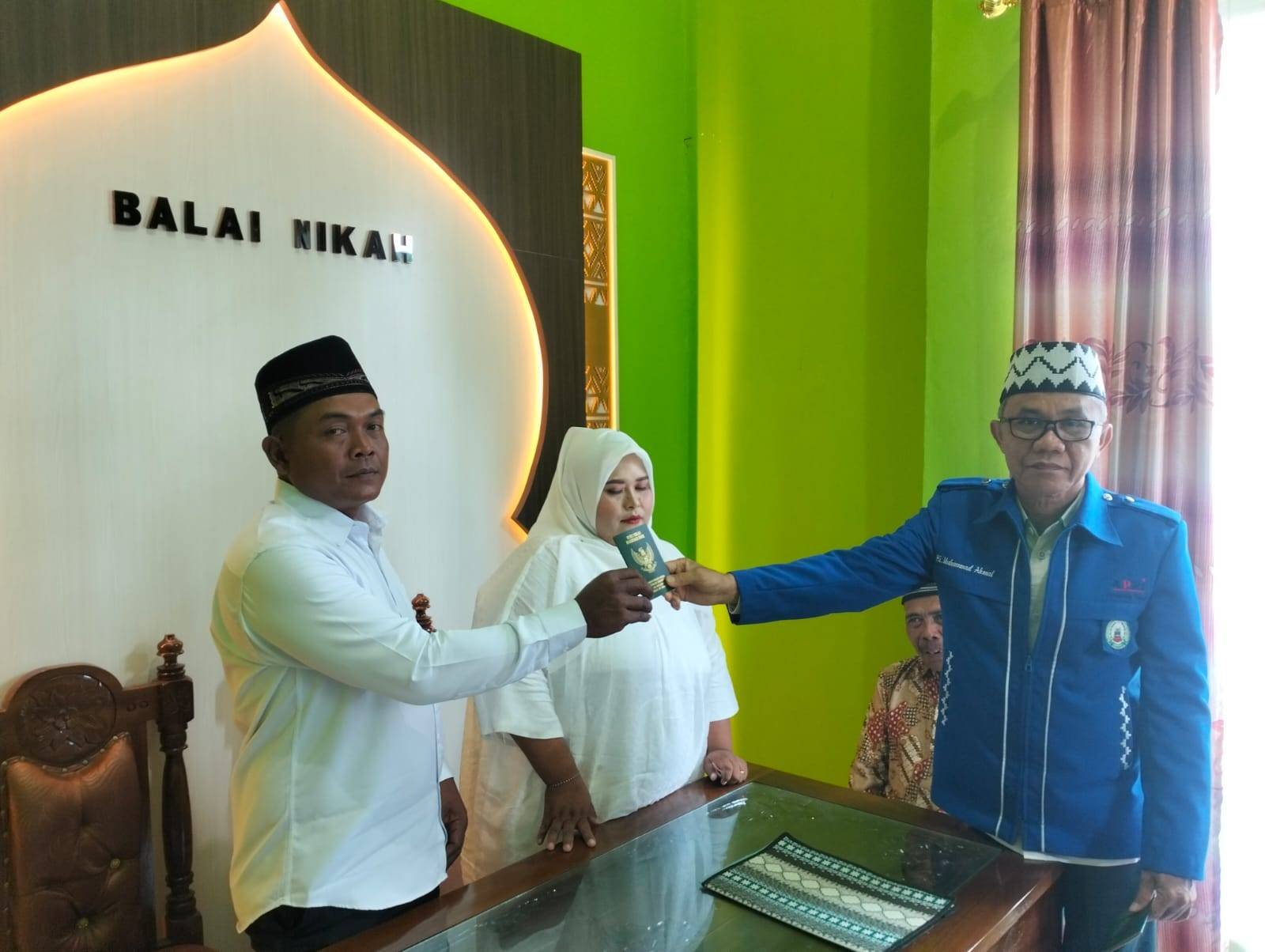 Kepala KUA Purbolinggo Pimpin Pencatatan Nikah Riska dan Agus