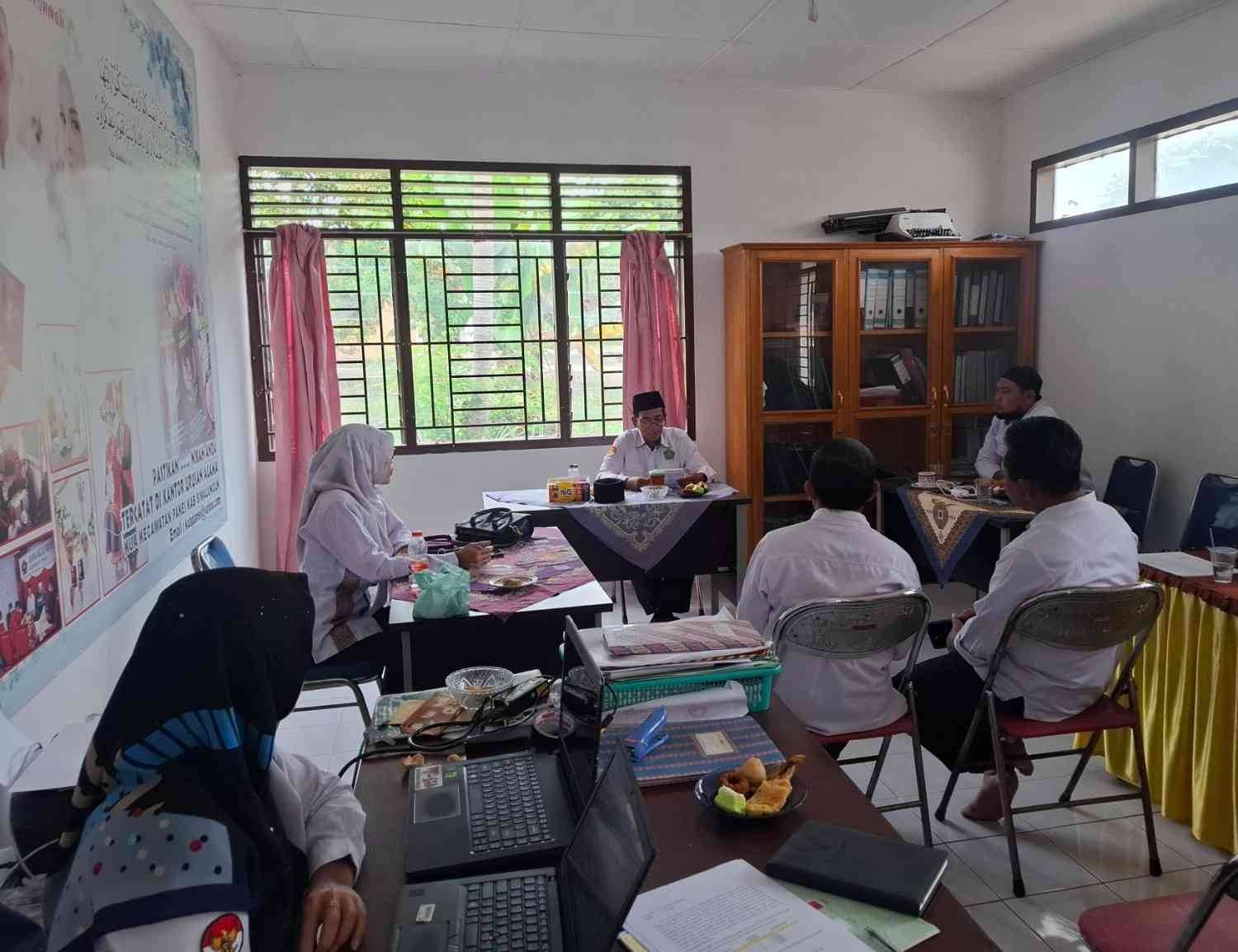 Tingkatkan Kedisiplinan dan Kualitas Layanan, Tiga KUA di Bawah Pimpinan Suparno Gelar Rapat Koordinasi