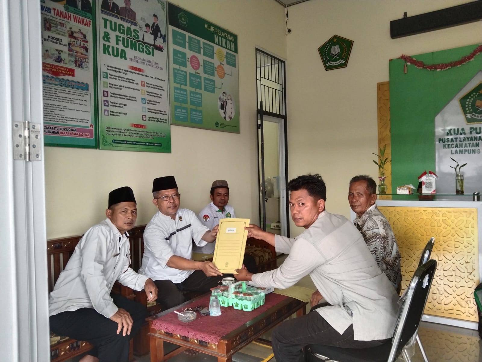 KUA Marga Tiga Serahkan Akta Ikrar Wakaf TPU Desa Negeri Tua
