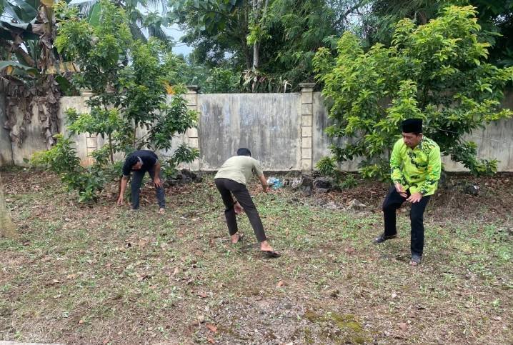 Keluarga Besar KUA Mataram Baru Gotong Royong Percantik Kantor Sementara