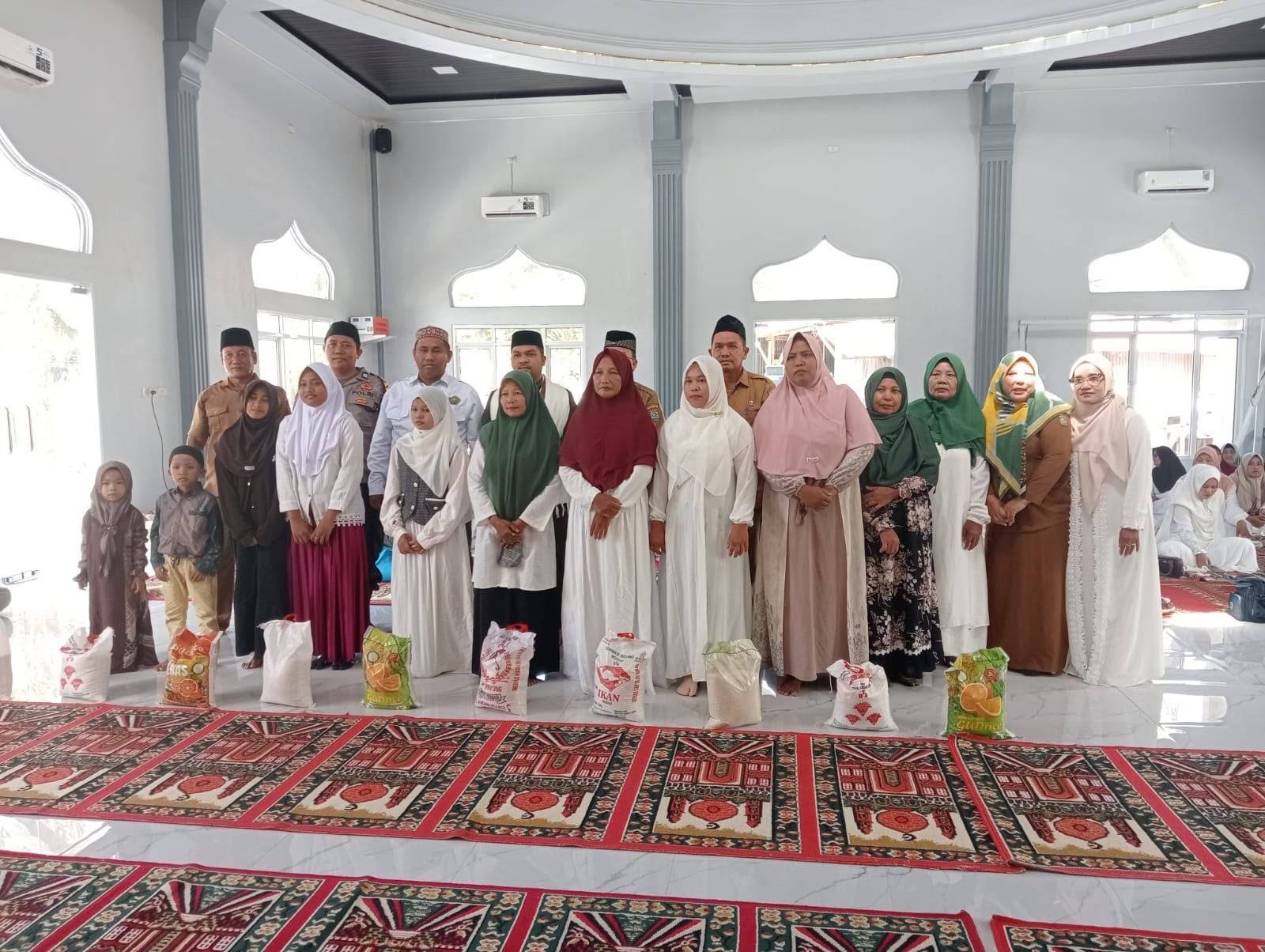 Penuh Keberkahan, KUA Sei Kepayang Berbagi Santunan kepada Anak Yatim dan Lansia
