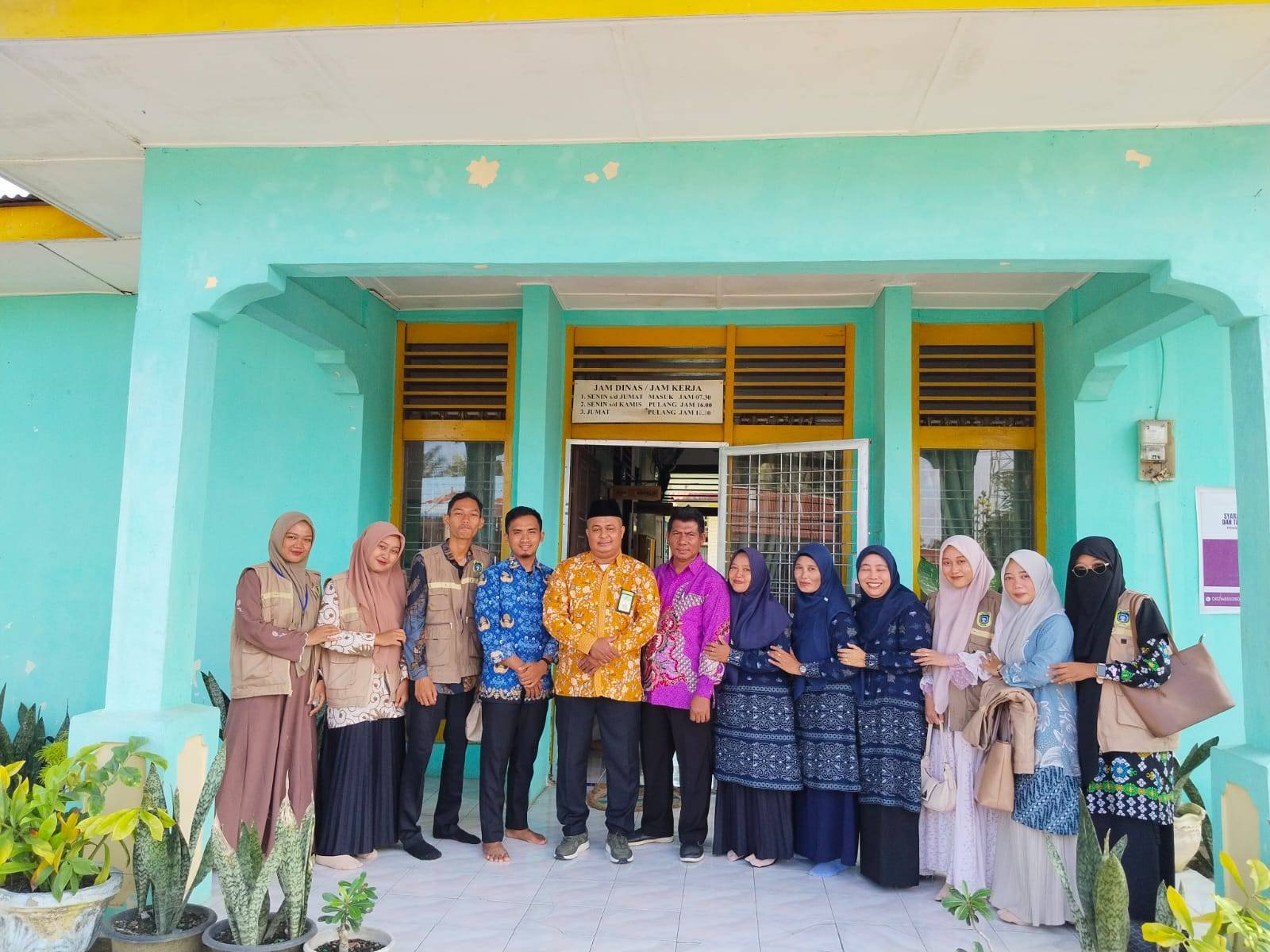 Pererat Kolaborasi, KUA Bosar Maligas Sambut Kunjungan Mahasiswa KKN IAIDU Kloter 2