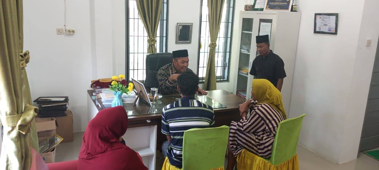 Kepala KUA Pantai Cermin Terima Konsultasi Keluarga Sakinah dari Pasangan Desa Kuala Lama