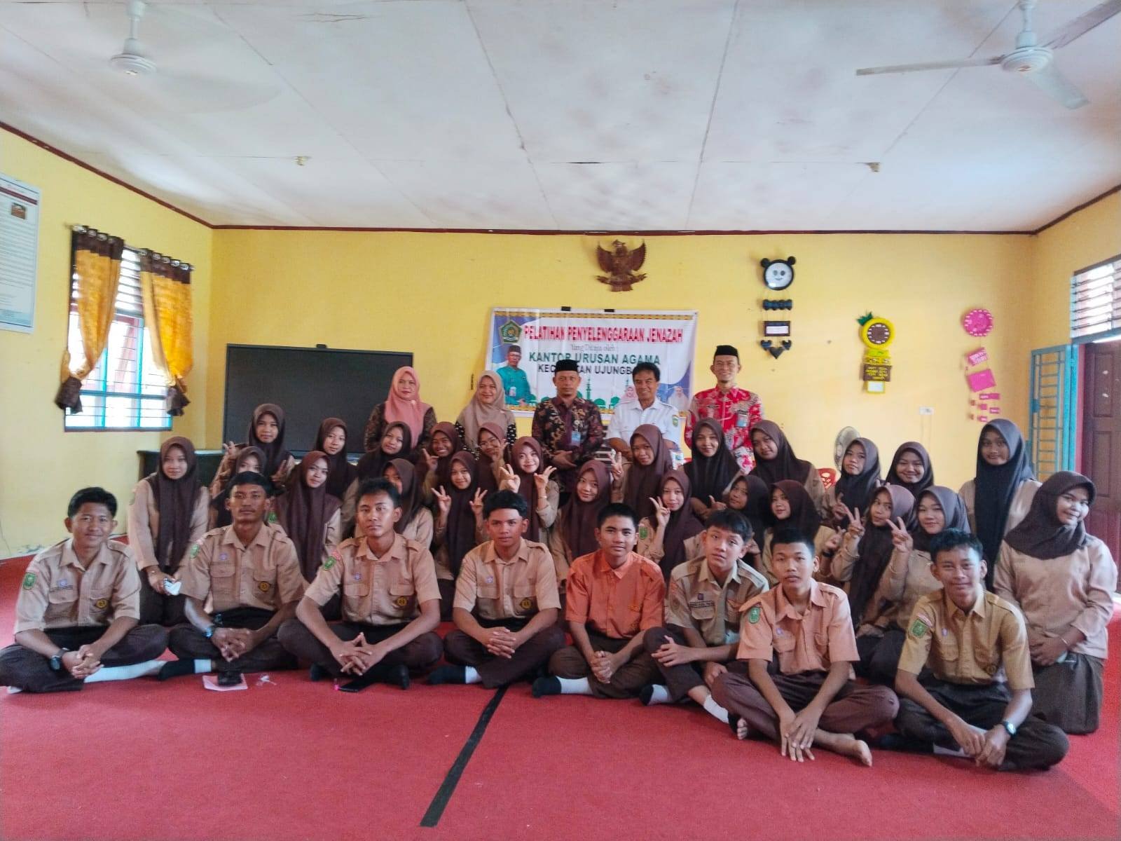 Regenerasi Fardhu Kifayah, KUA Ujung Batu Bekali Siswa SMAN 2 dengan Keterampilan Mengurus Jenazah