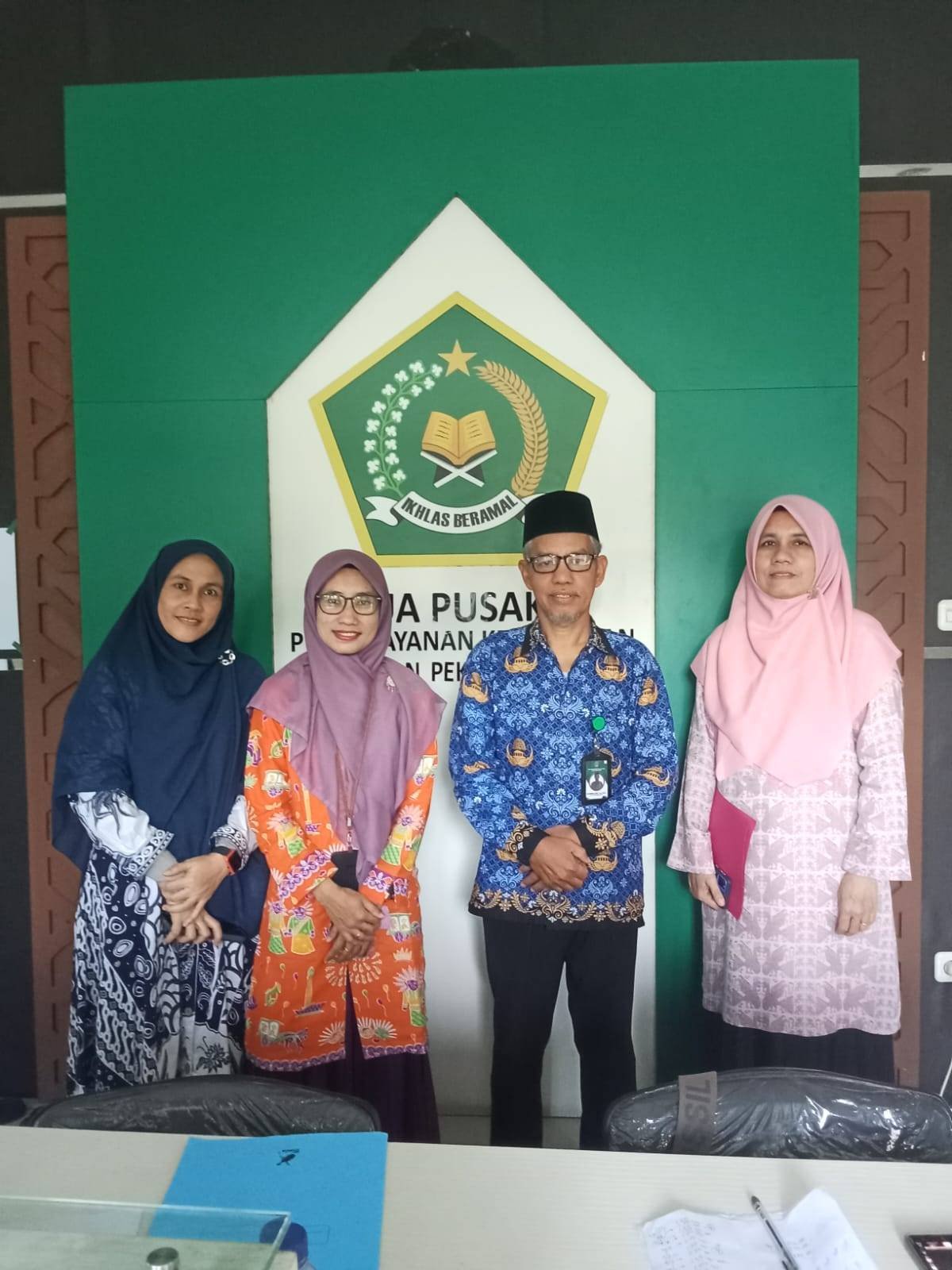 Ka. KUA Pekanbaru Kota Sambut Kehadiran Tim Monitoring Dari Kemenag Kota Pekanbaru 