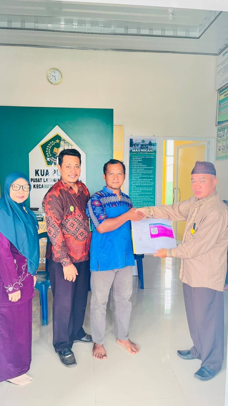 Tingkatkan Layanan kepada Umat, KUA Sekampung Serahkan Kartu Identitas Masjid Al Fatah LDII