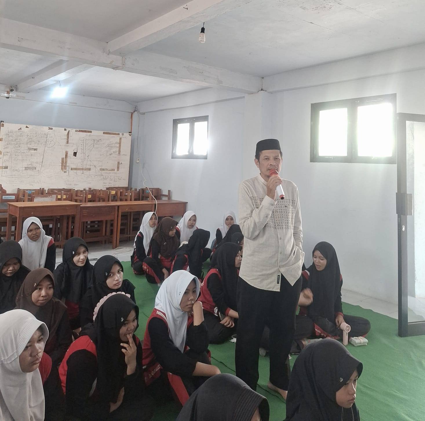 Mencetak Nakes Berakhlak Mulia: KUA Kota Tengah Lanjutkan Bimbingan Remaja Usia Sekolah (BRUS) di SMK Kesehatan Gorontalo