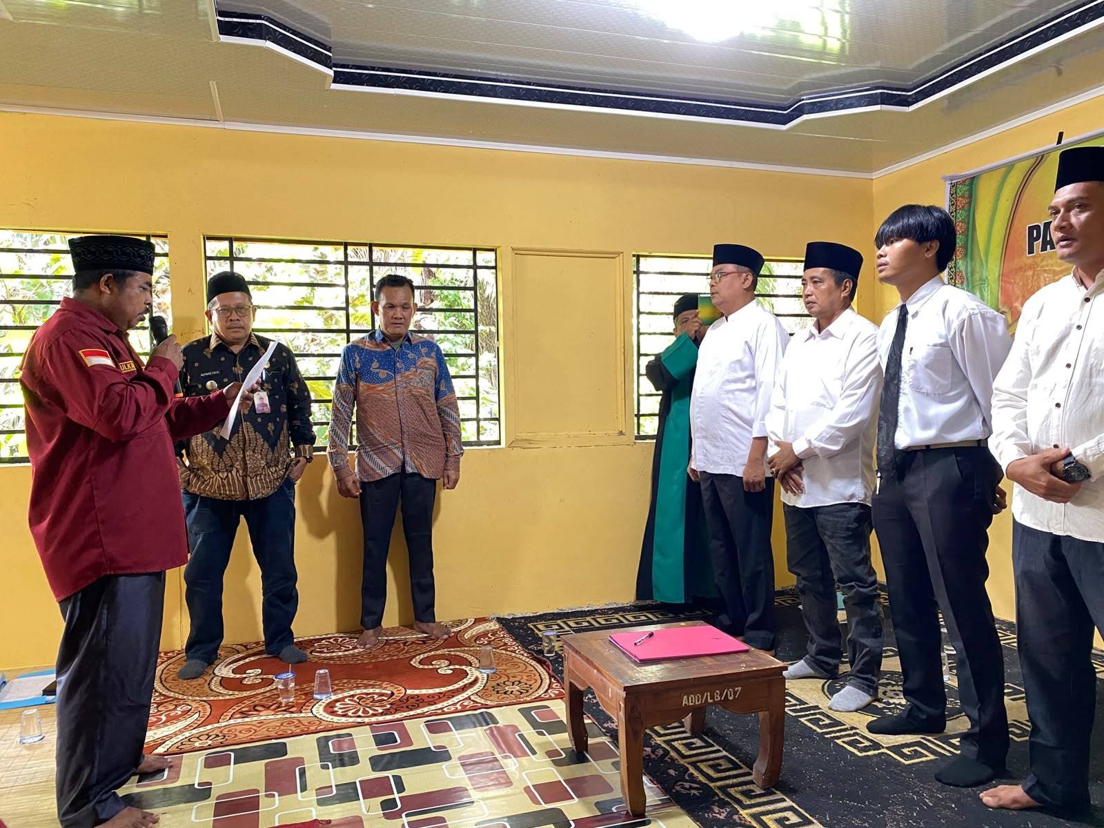 Menjaga Amanah, Mengawal Demokrasi Desa: Kepala KUA Rokan IV Koto Pimpin Doa Pelantikan Panitia Pilkades