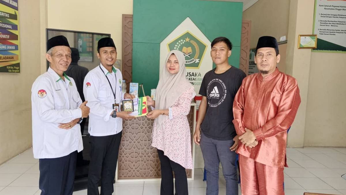 Perkuat Pembinaan Mualaf, KUA Pinggir Serahkan Wakaf Buku Keislaman kepada Rosita