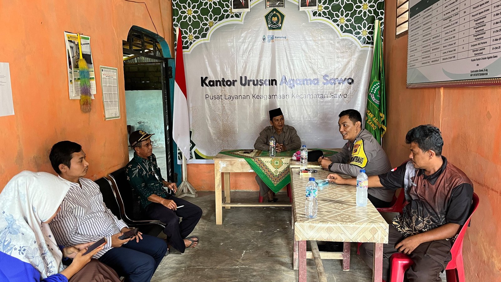 Pererat Sinergi, Polsek Tuhemberua Sosialisasikan Layanan Polri di KUA Sawo