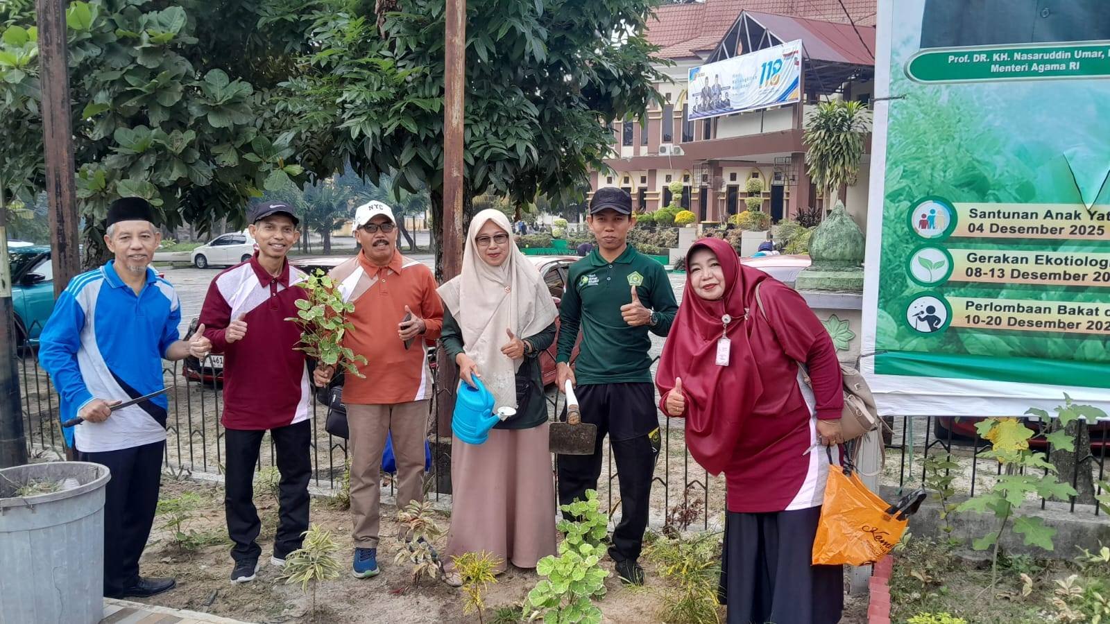 Ka. KUA Pekanbaru Kota Bersama Staf Goro Bersihkan Taman Di Kantor Kemenag Kota Pekanbaru 