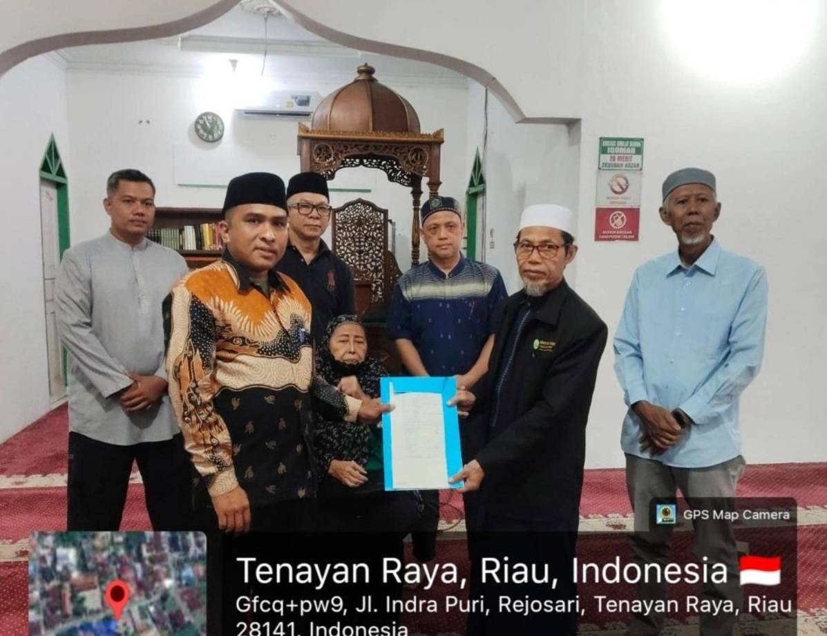 Kepala KUA Tenayan Raya Serahkan Akta Ikrar Wakaf di Masjid At-Thahariyah