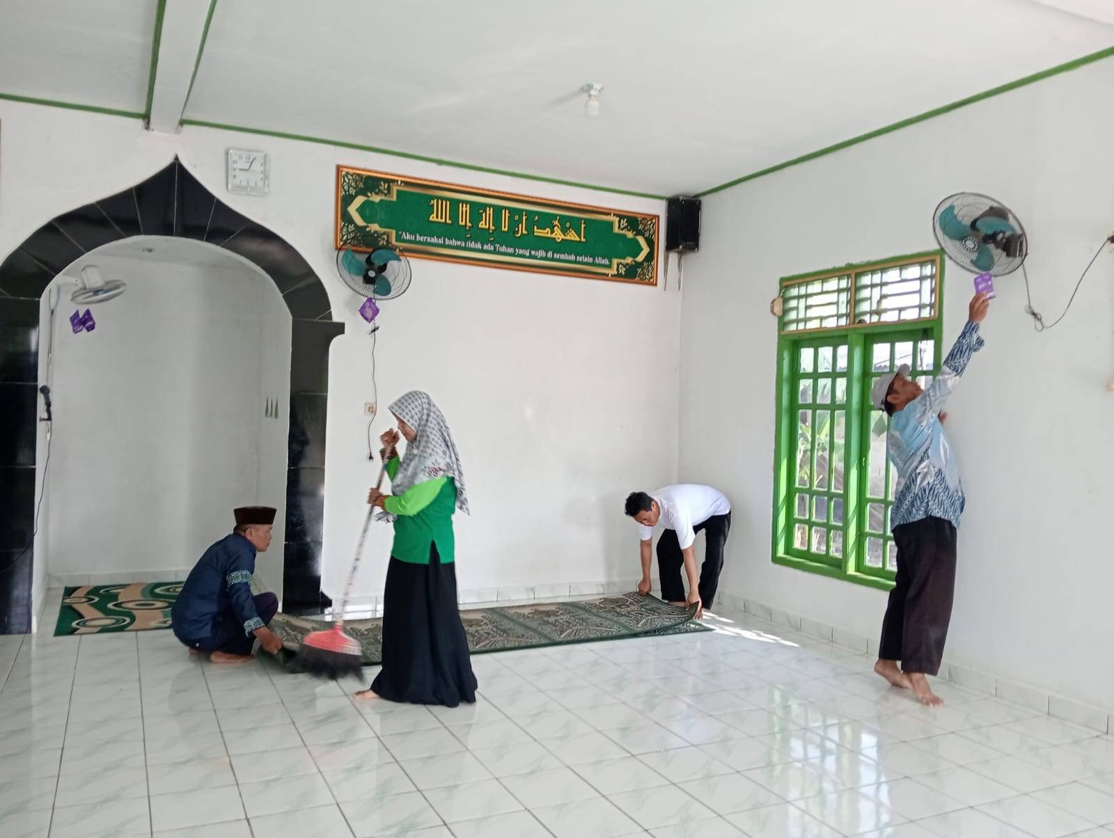KUA Sekampung Gelar “GEBER”, Gerakan Jumat Bersih di Mushola An-Nur Hargomulyo
