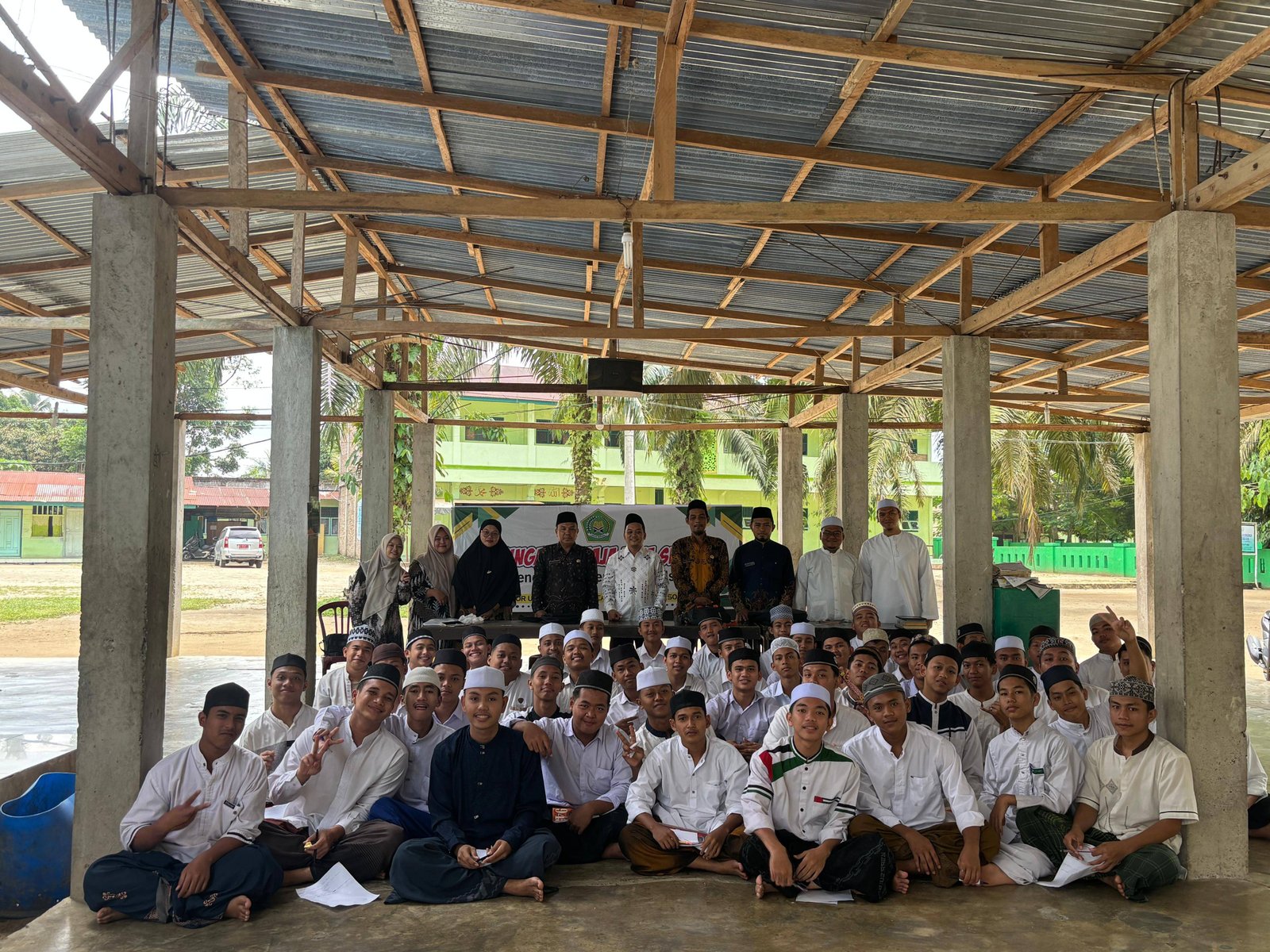Mengenali Diri, Menata Masa Depan: KUA Aek Songsongan Laksanakan BRUS di Madrasah Aliyah Pesantren Darul Falah Aek Songsongan