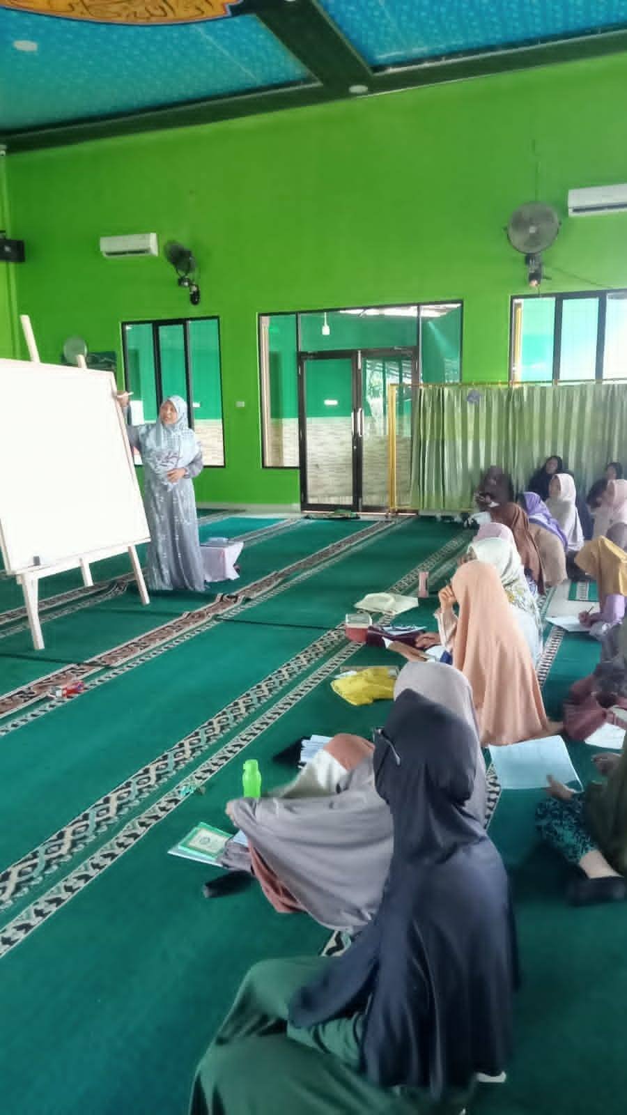 Penyuluh KUA Sekampung Bimbing Lansia Majelis Taklim Taqwalloh Berantas Buta Aksara Al-Qur’an