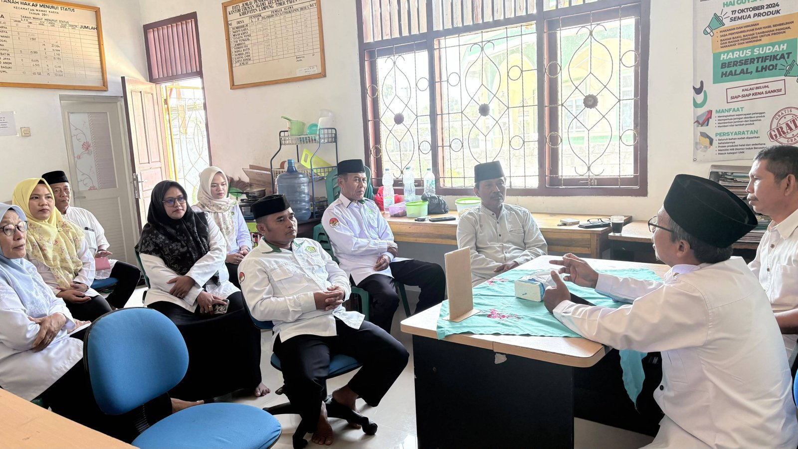 KUA Waway Karya Apresiasi Pengabdian Ali Imron dengan Tali Asih