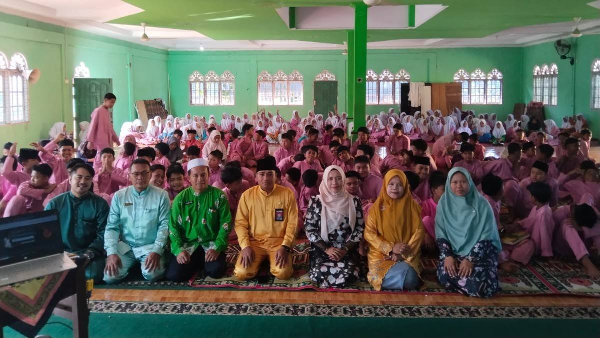 KUA Kuok Gelar Bimbingan Remaja Usia Sekolah (BRUS) di UPT SMPN 1 Kuok, Edukasi Bahaya Kenakalan Remaja dan Sanksi Hukumnya