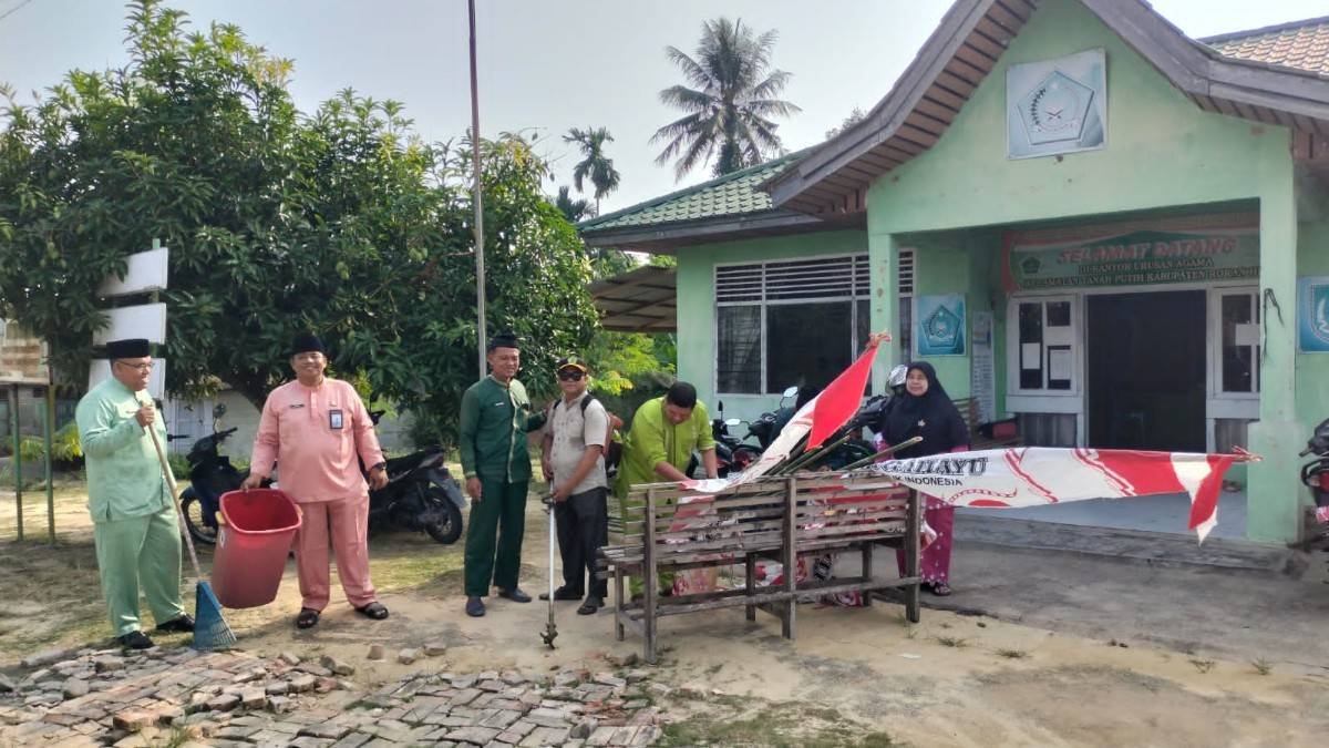 ASN KUA Tanah Putih Kompak Pasang Bendera HUT ke-81 RI dan Hari Jadi ke-69 Riau