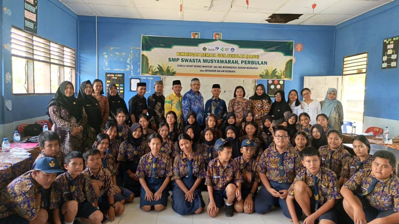 KUA Laubaleng Bersama BKKBN dan Puskesmas Gelar Program BRUS di SMP Swasta Musyawarah Perbulan