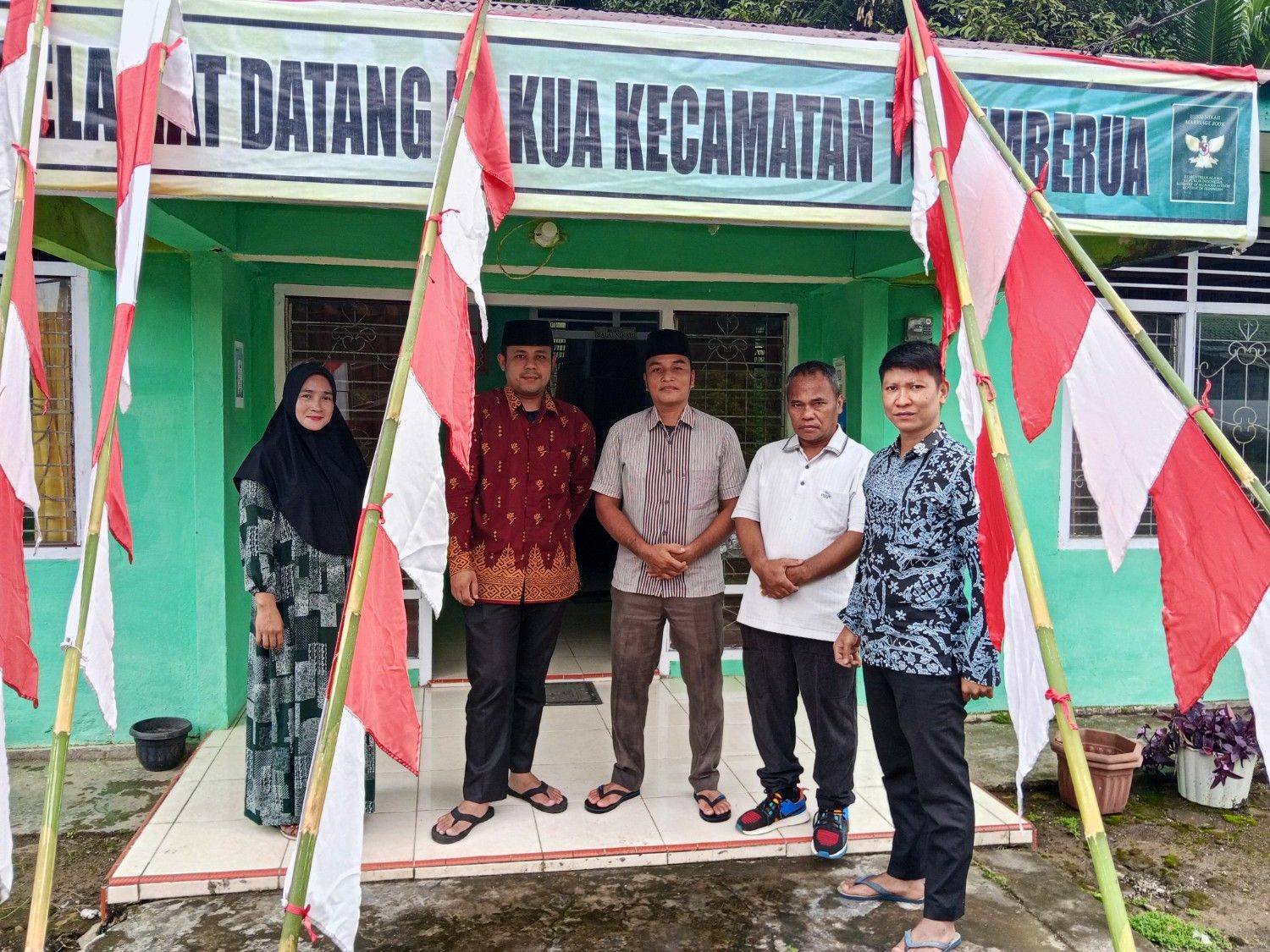 Sambut Hari Kemerdekaan, KUA Tuhemberua Gelar Gotong Royong