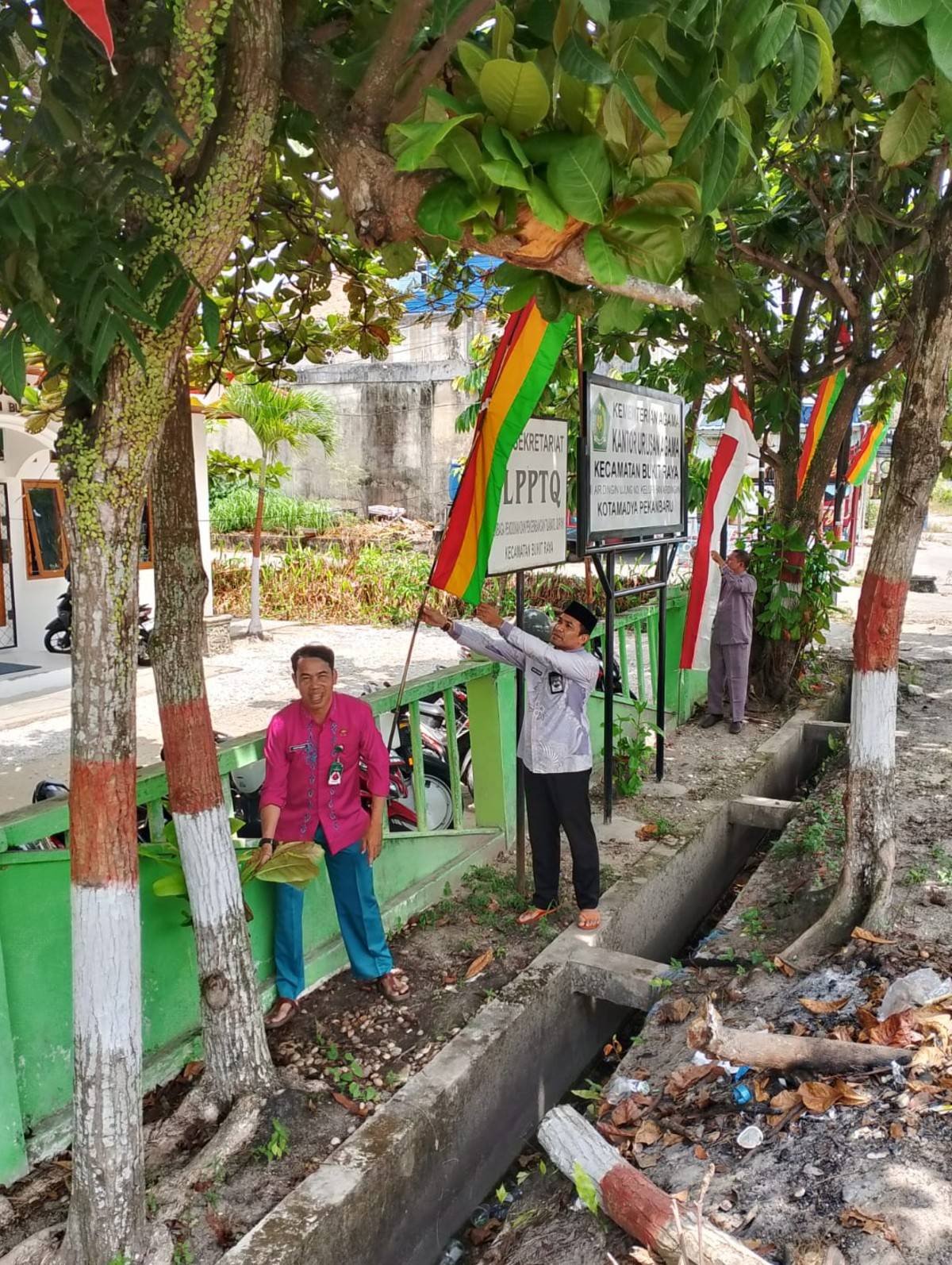 Semarak HUT RI ke-81, KUA Bukit Raya Percantik Kantor sebagai Wujud Syukur atas Kemerdekaan