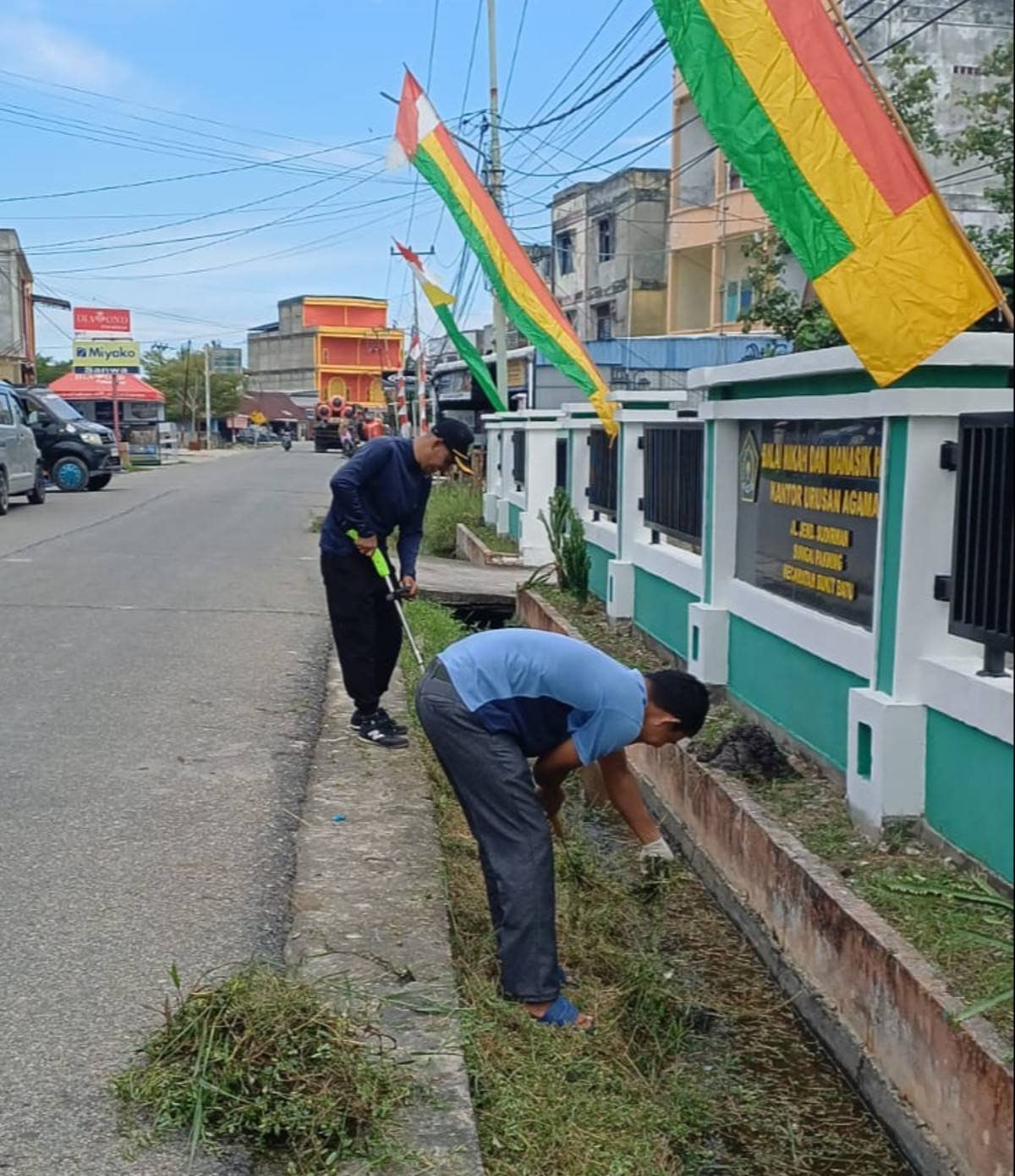 Sambut HUT ke-81 RI, KUA Kecamatan Bukit Batu Gelar Gotong Royong dan Pemasangan Atribut Kemerdekaan