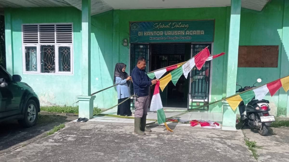 Kobarkan Semangat Kemerdekaan, KUA Bangko Pusako Gotong Royong Perindah Lingkungan Kantor