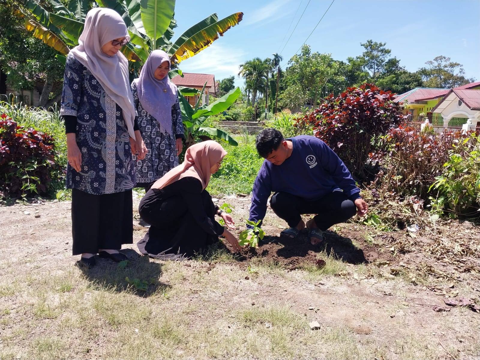 KUA Panei Bersama Calon Pengantin Laksanakan Aksi Ekoteologi melalui Penanaman Pohon
