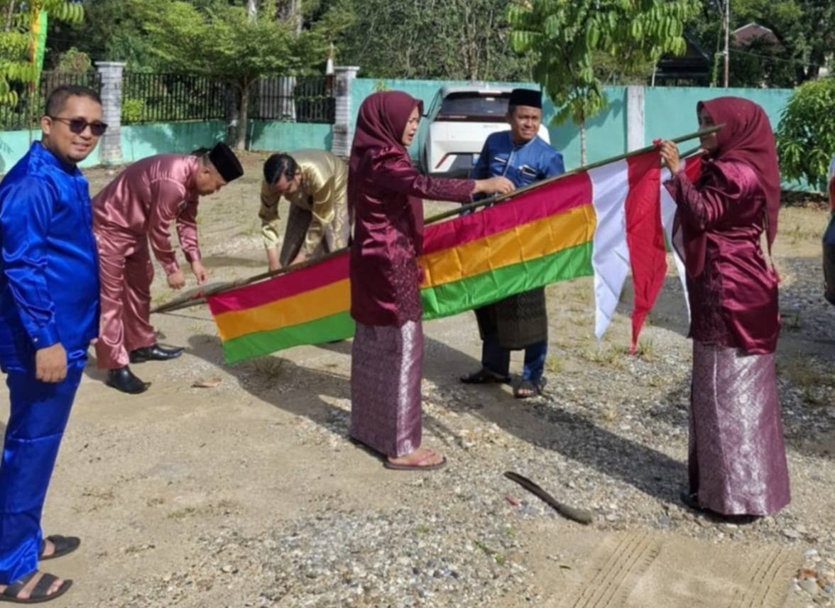 KUA Bangkinang Kota Semarakkan HUT Provinsi Riau ke-69 dan HUT Kemerdekaan RI ke-81 dengan Pemasangan Umbul-Umbul