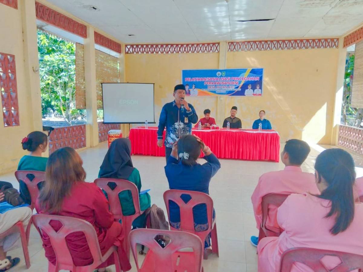 Tekan Angka Pernikahan Anak, Kepala KUA Rupat Utara Edukasi Warga Desa Hutan Ayu Terkait Pencegahan Perkawinan Dini