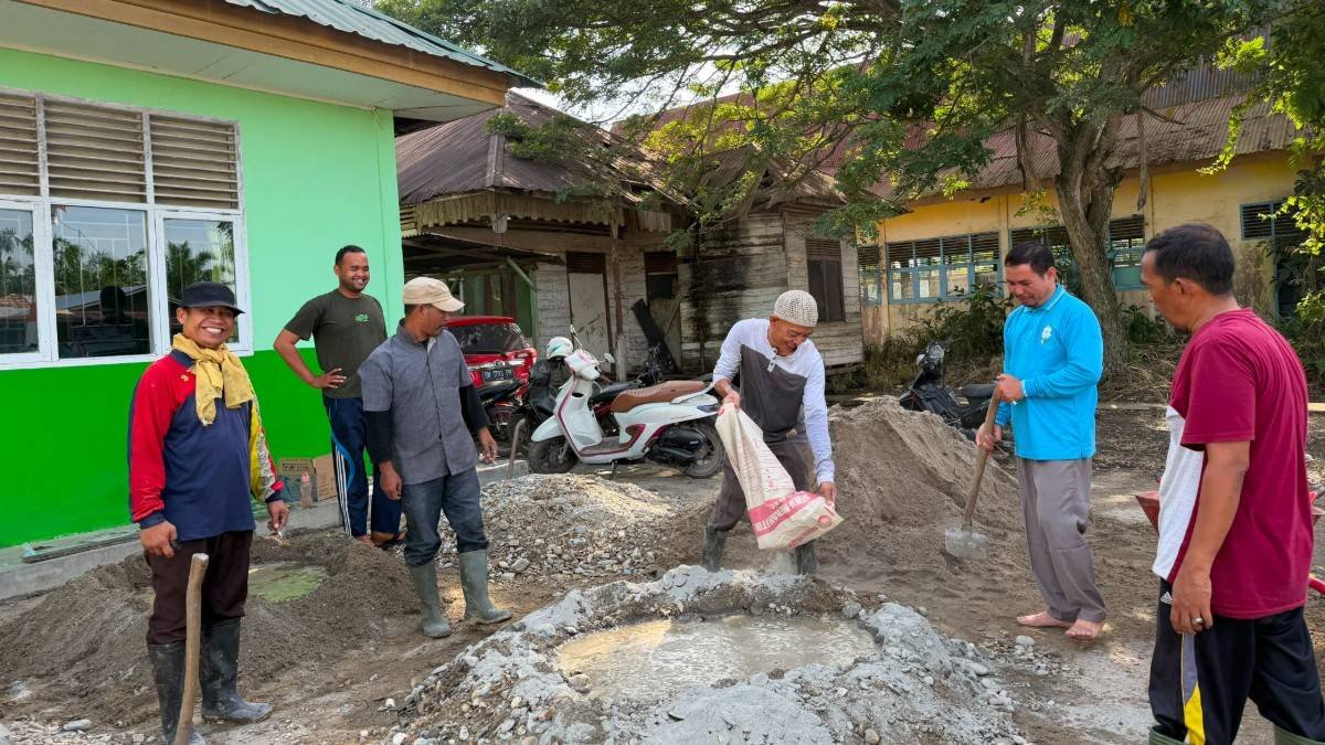 Gotong Royong Semenisasi Halaman Kantor, KUA Kubu Tingkatkan Kenyamanan Pelayanan