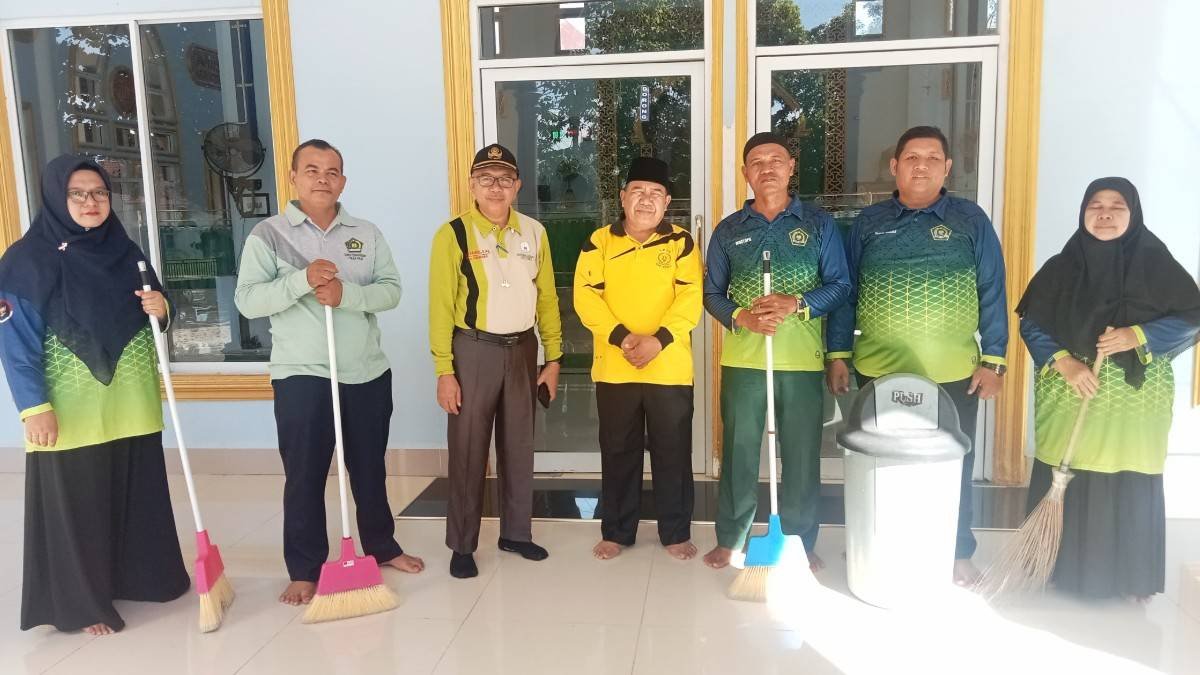 Gebermas Jadi Aksi Nyata ASN KUA Tanah Putih Sambut HUT Ke-81 RI