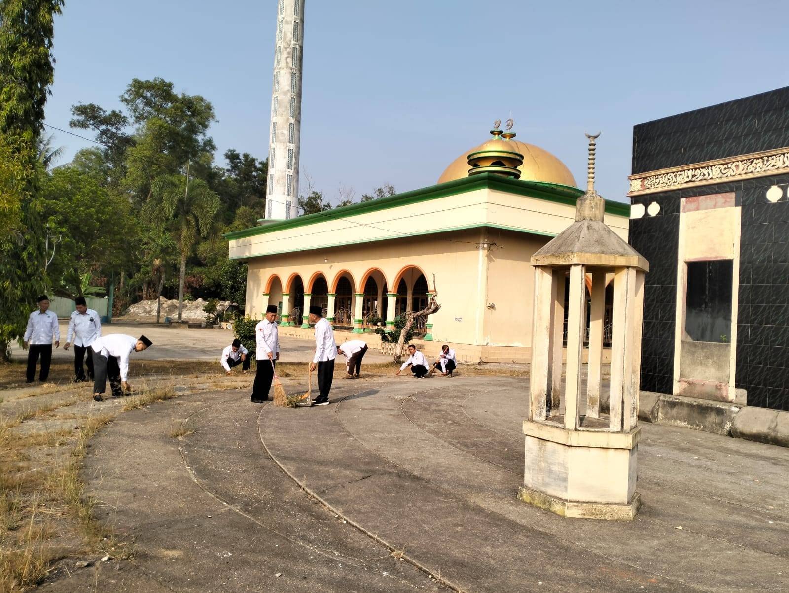 KUA Purbolinggo Semarakkan GEBER MAS Serentak di Masjid Al-Falah