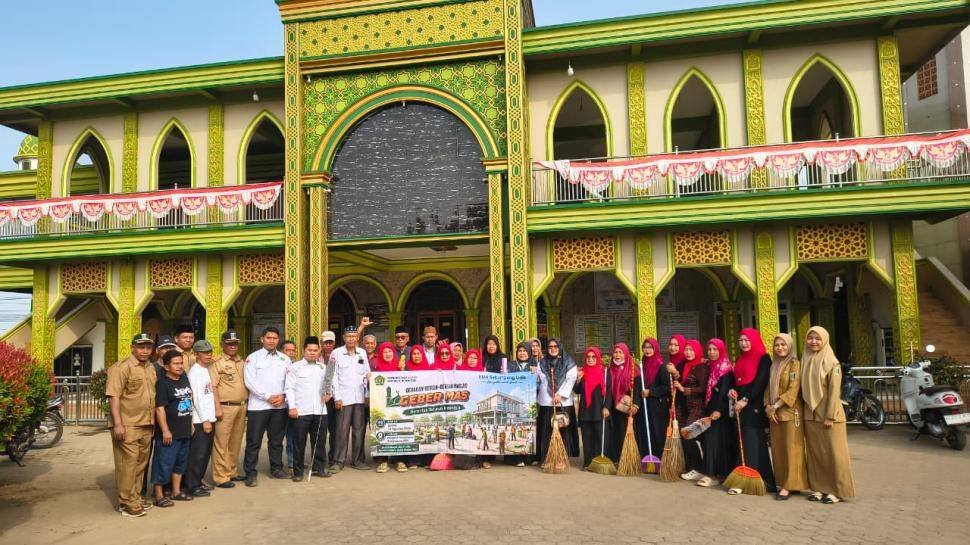 Sambut HUT RI ke-81, KUA Sekampung Udik Bersama Masyarakat Gelar GEBER MAS