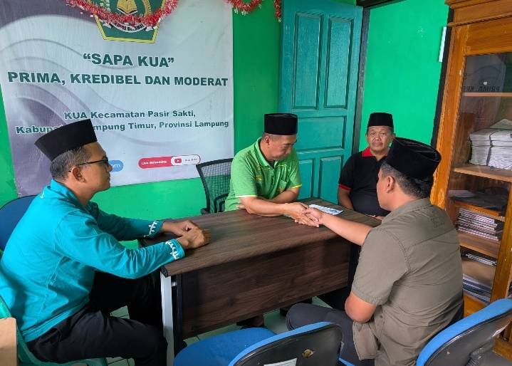 Penuh Haru, Fellix Hermawan Mengucapkan Dua Kalimat Syahadat di KUA Pasir Sakti