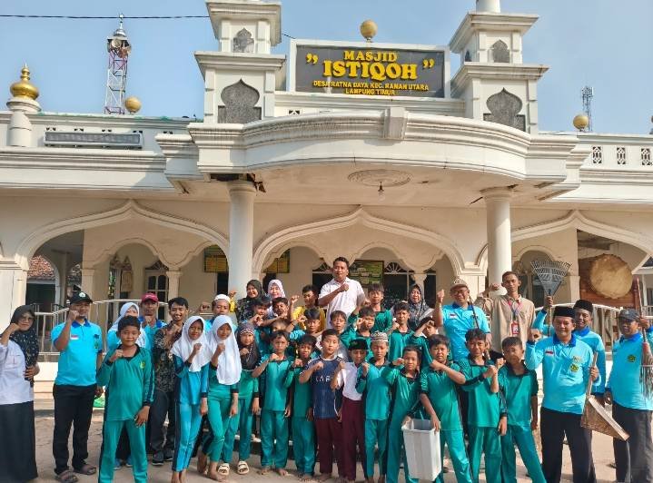 KUA Raman Utara Bersama MINU Ratna Daya Semarakkan GEBER MAS di Masjid Istiqoh