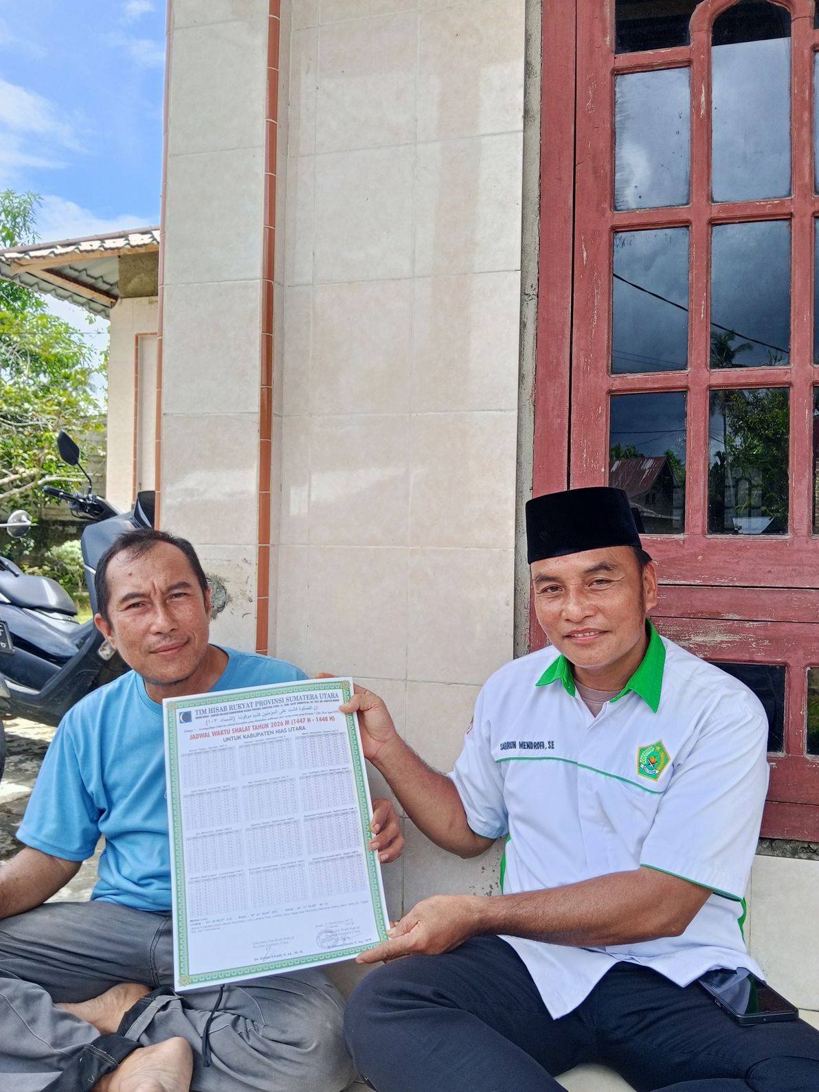 KUA Tuhemberua Serahkan Jadwal Shalat, Perkuat Layanan Keagamaan bagi Masjid se-Kecamatan