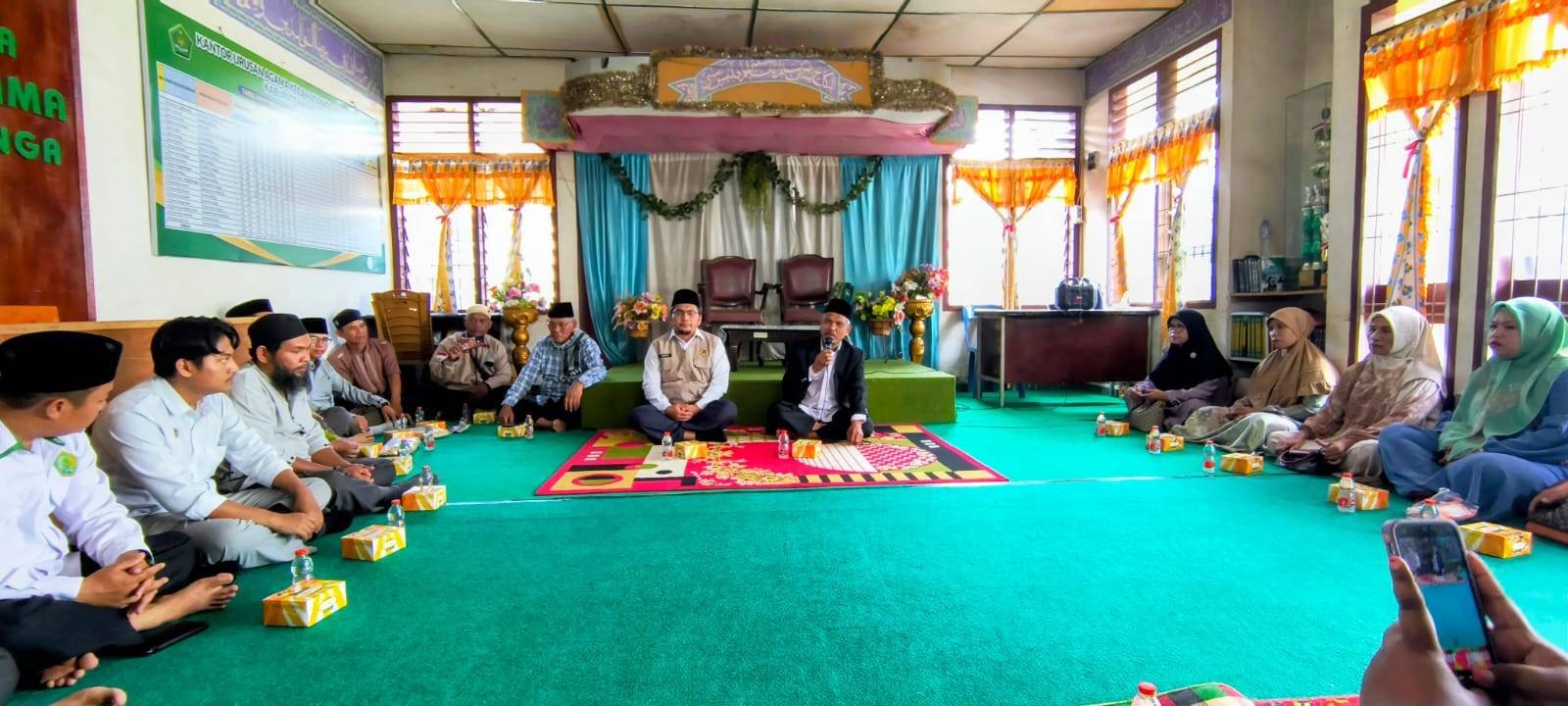 Kakan Kementerian Haji dan Umrah Kabupaten Karo Lakukan Kunjungan Silaturahmi dan Sosialisasi di KUA Tigabinanga