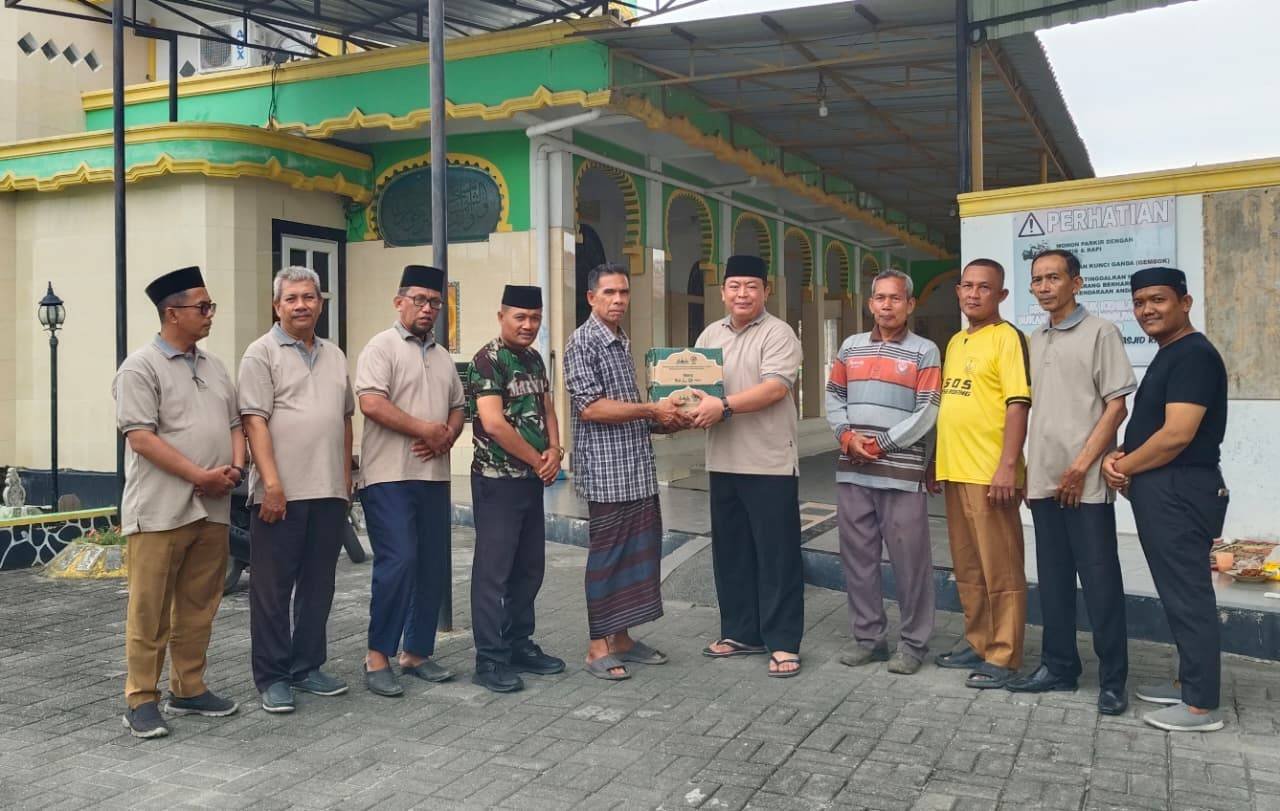 Perkuat Layanan Keagamaan Berdampak, KUA Hamparan Perak Laksanakan Gerakan Bersih-bersih Masjid 