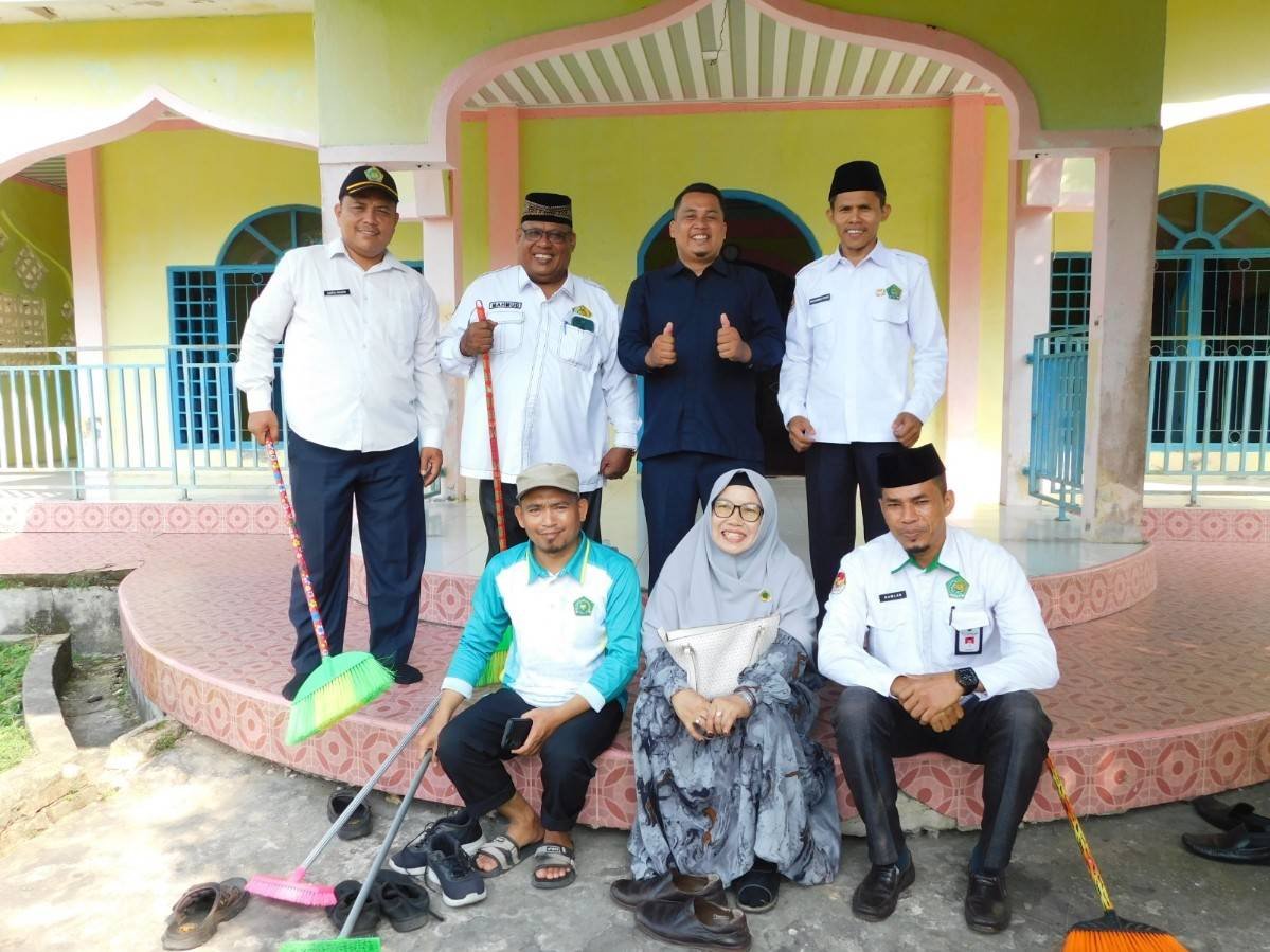 Sambut HUT ke-81 RI, KUA Bengkalis Ikuti Gerakan Bersih-Bersih Masjid Serentak Nasional
