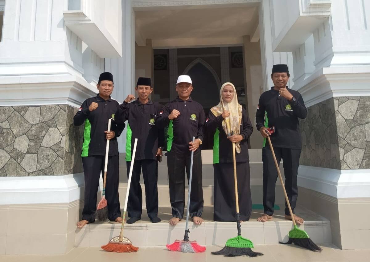 KUA Melinting Gelar Gerakan Bersih-Bersih Masjid di Masjid Jami' Al-Ihsan Desa Sidomakmur
