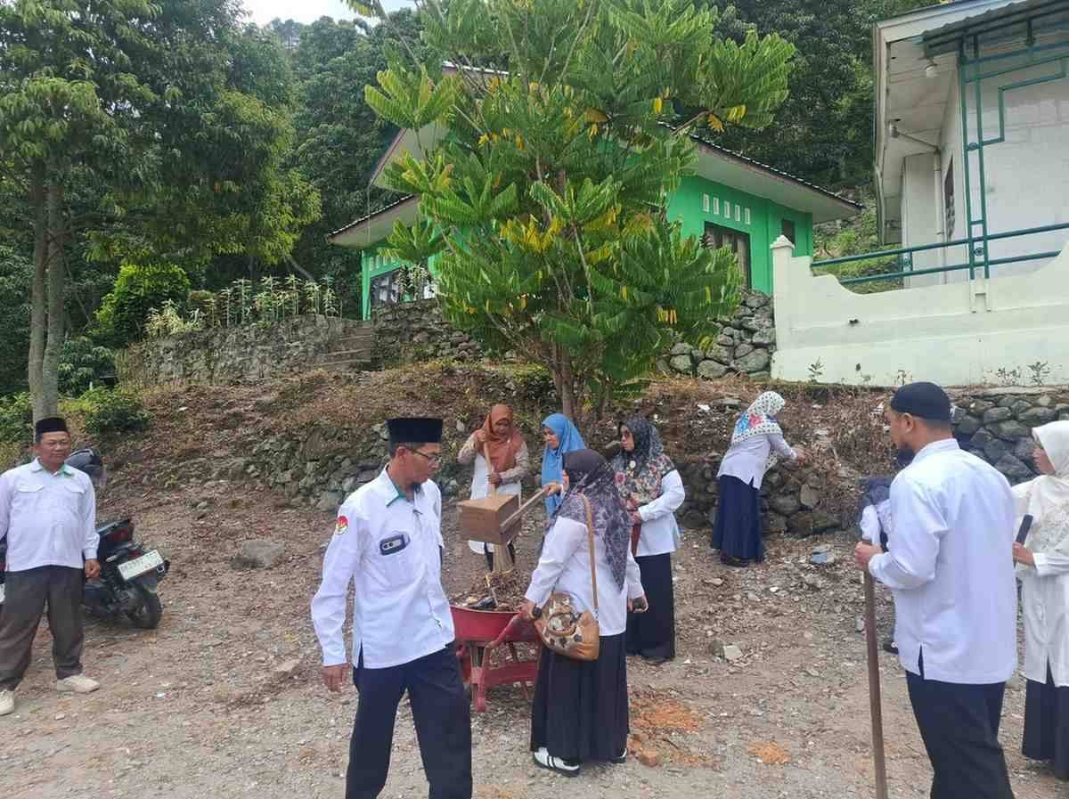 Tiga KUA di Bawah Pimpinan Suparno Laksanakan Gerakan Bersih-Bersih Masjid di Haranggaol