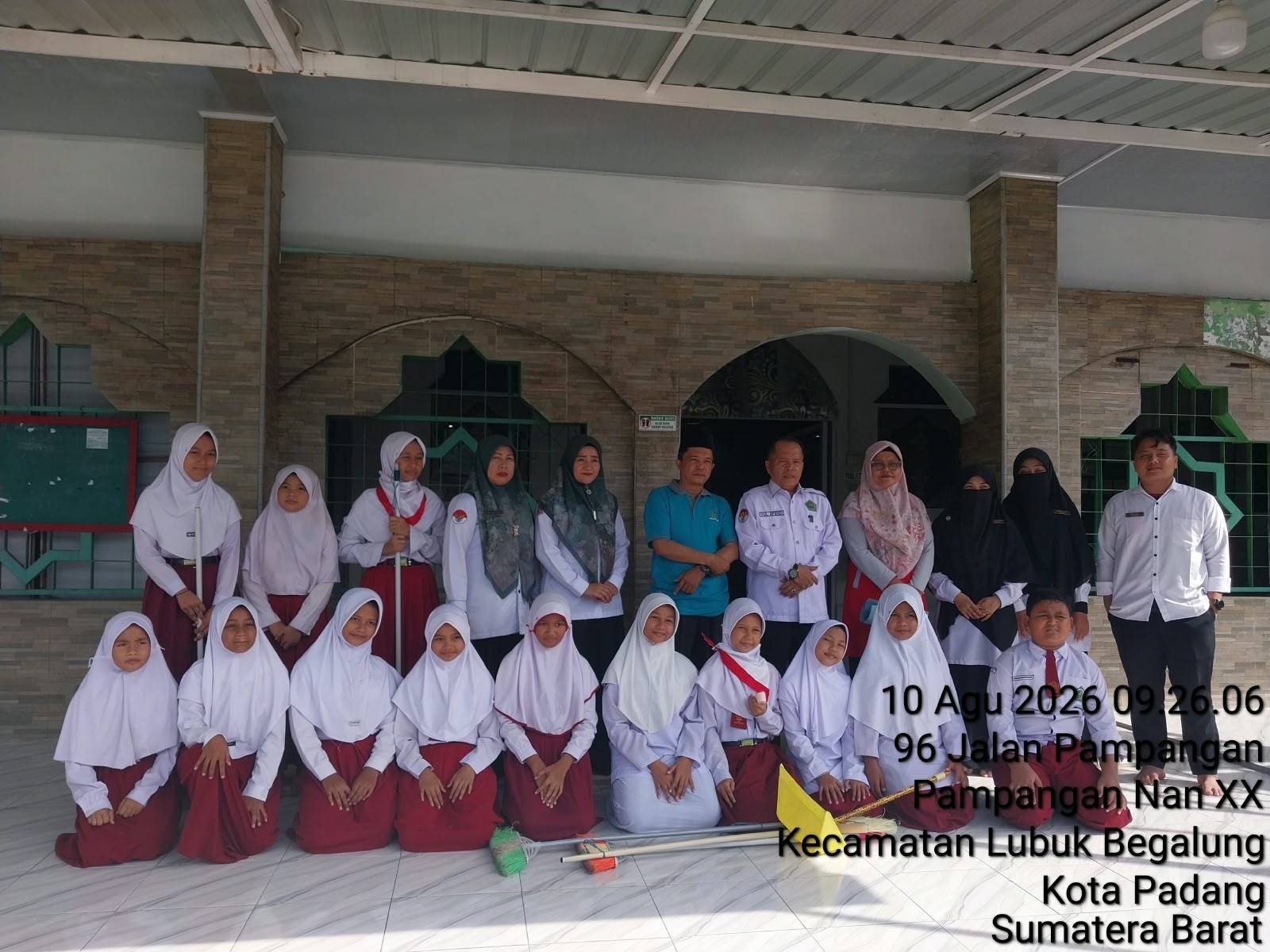 KUA Lubuk Begalung dan MIN 5 Padang Edukasi Siswa melalui Gerakan Bersih-Bersih Masjid
