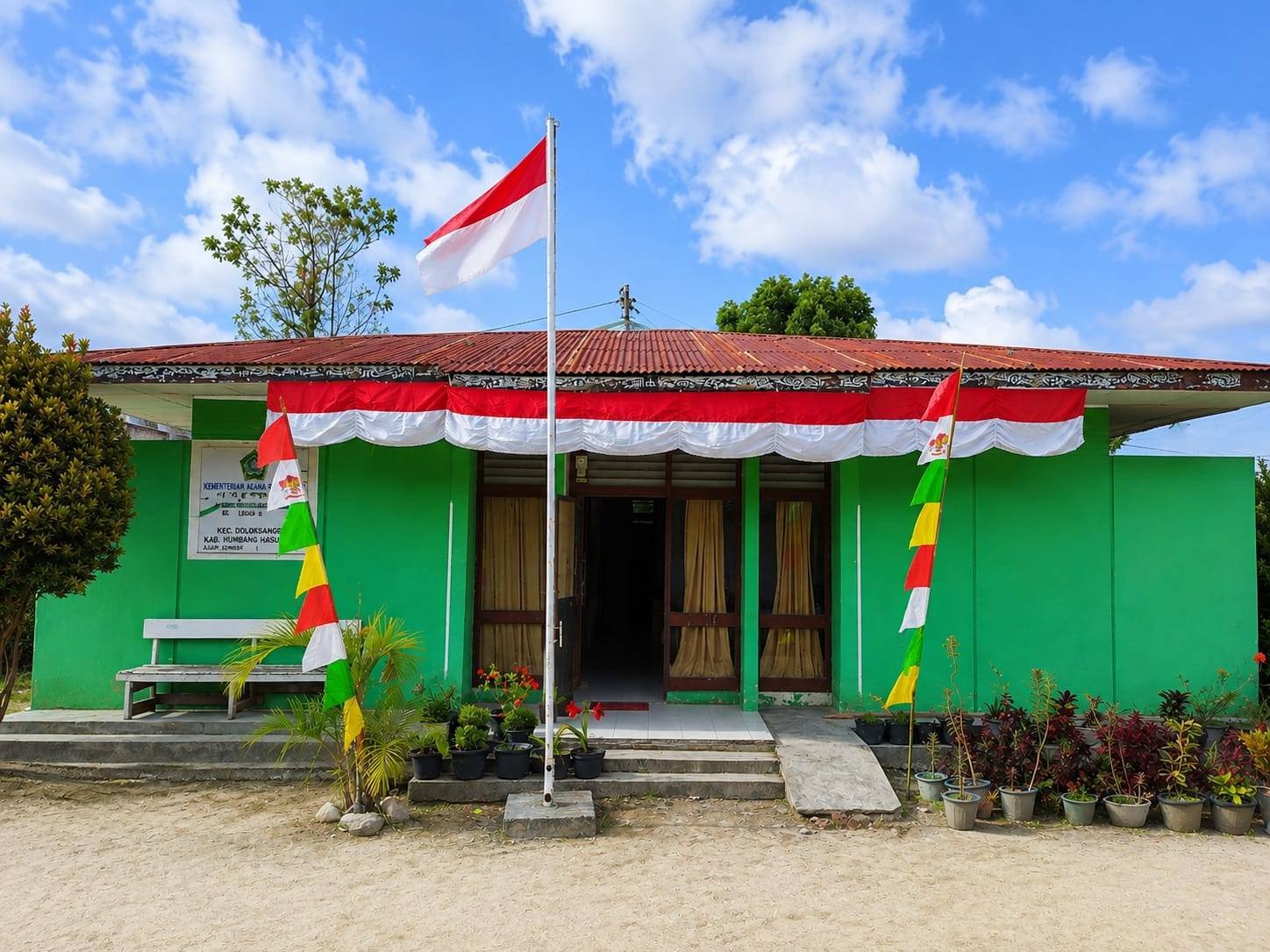Semarak HUT ke-81 RI, KUA Doloksanggul Benahi Tampilan Kantor
