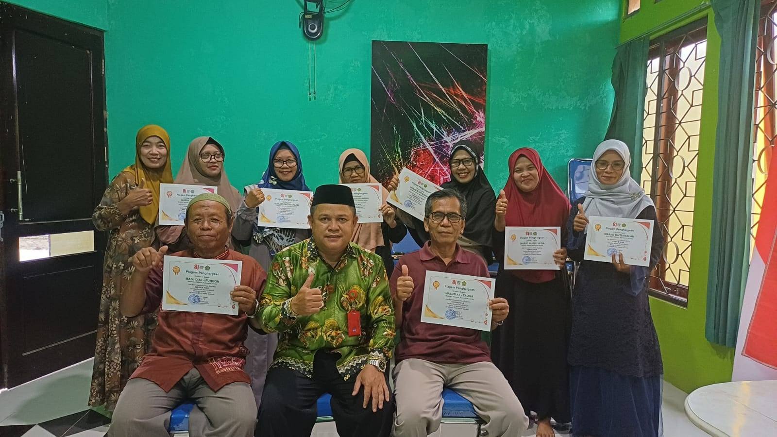KUA Salawati Serahkan Sertifikat Gebermas dan Pelatihan Pengurusan Jenazah