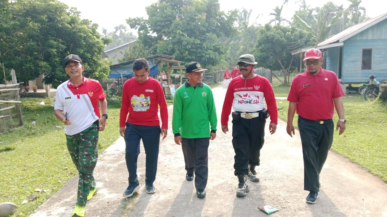 Semarak HUT RI Ke - 81, Kepala KUA Pangean Turut Ramaikan Gerak Jalan Santai