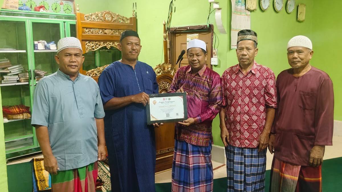 KUA Tapung Hulu Serahkan Sertifikat Penghargaan GEBER MAS kepada Pengurus Masjid Nurul Hikmah