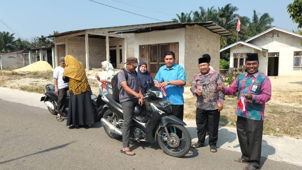 Gelorakan Semangat Kemerdekaan, ASN KUA Kecamatan Tanah Putih Bagikan Bendera Gratis